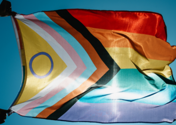 Em Seattle, comunidade LGBTQIPN+ transforma jogo entre Egito e Irã em “Jogo do Orgulho” para destacar direitos humanos e visibilidade durante a Copa do Mundo.