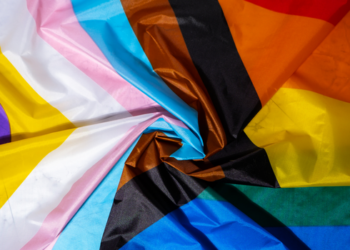 CNJ registra aumento de processos por discriminação contra a população LGBTQIAPN+. Casos por identidade de gênero e orientação sexual cresceram em 2025.