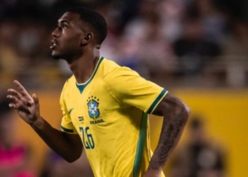 Rayan brilhou na vitória do Brasil sobre a Escócia, bateu recordes na Copa do Mundo e destacou o trabalho de Carlo Ancelotti, Fernando Diniz e Andoni Iraola em sua evolução.