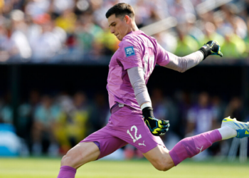 Orlando Gill brilhou na classificação histórica do Paraguai sobre a Alemanha na Copa do Mundo de 2026. Conheça a trajetória do goleiro, as críticas que recebeu e a história de superação por trás do herói paraguaio.