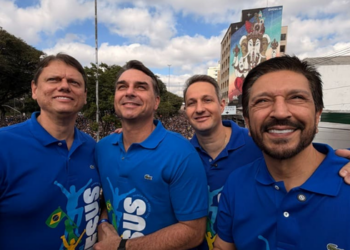 Evento evangélico em São Paulo reuniu nomes da oposição e expôs disputa política pelo apoio religioso em 2026.