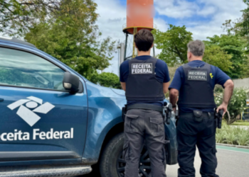 Auditor fiscal da Receita Federal é alvo de operação da Polícia Federal por suspeita de receber mais de R$ 5 milhões para favorecer empresas e causar prejuízo superior a R$ 10 milhões.