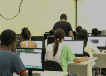 PNAD Contínua Educação 2025 mostra melhora nos indicadores de estudo, trabalho e qualificação entre jovens brasileiros.