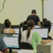 PNAD Contínua Educação 2025 mostra melhora nos indicadores de estudo, trabalho e qualificação entre jovens brasileiros.