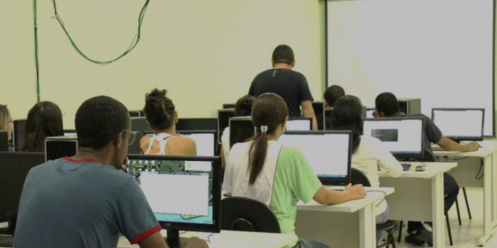 PNAD Contínua Educação 2025 mostra melhora nos indicadores de estudo, trabalho e qualificação entre jovens brasileiros.