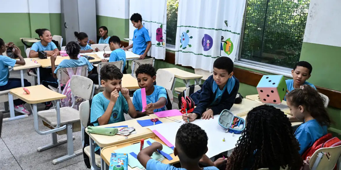 Professores da educação básica terão piso nacional de R$ 5,1 mil, com ganho real acima da inflação.