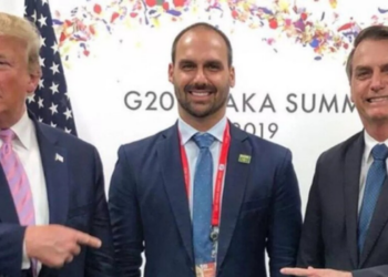 Eduardo Bolsonaro afirmou que o Pix poderia ser levado a uma mesa de negociação com os Estados Unidos. Declaração ocorre em meio a debate sobre soberania, PCC, CV e terras raras.