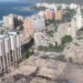 Moradores e equipes de emergência enfrentam cenário de destruição após terremotos na Venezuela.