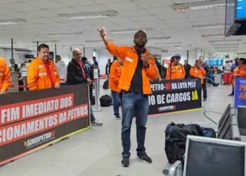 Trabalhadores do Sistema Petrobras realizaram ato no Heliporto do Farol, em Campos, por avanços nas negociações.