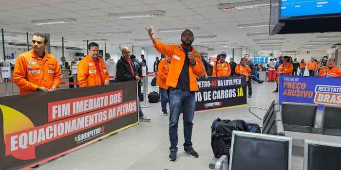 Trabalhadores do Sistema Petrobras realizaram ato no Heliporto do Farol, em Campos, por avanços nas negociações.