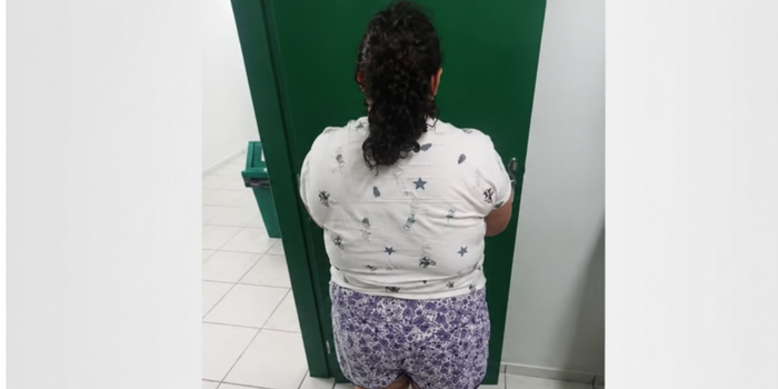 Mulher de 37 anos é presa em Joinville suspeita de se passar por adolescente de 12 anos e enganar família por 14 meses, segundo a Polícia Civil.