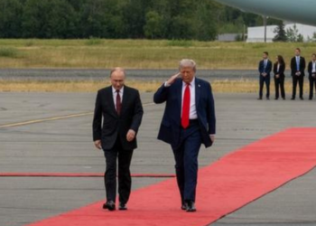 Putin volta a citar entendimentos discutidos com Trump no Alasca como base para encerrar a guerra na Ucrânia, mas os EUA negam acordo formal.