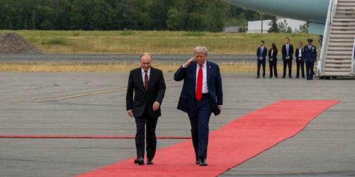 Putin volta a citar entendimentos discutidos com Trump no Alasca como base para encerrar a guerra na Ucrânia, mas os EUA negam acordo formal.
