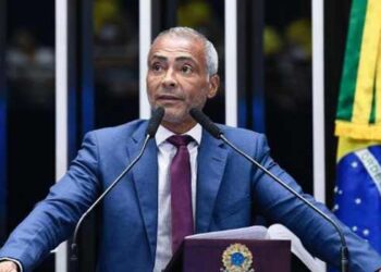Romário afirmou que abriu mão do salário de senador durante a Copa e justificou permanência no mandato pela votação da escala 6x1.