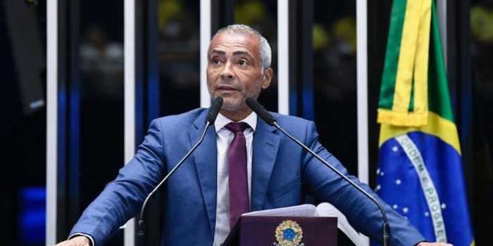 Romário afirmou que abriu mão do salário de senador durante a Copa e justificou permanência no mandato pela votação da escala 6x1.