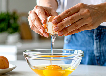 Entenda a relação entre ovo e colesterol, os benefícios nutricionais do alimento e quem deve ter mais cuidado.