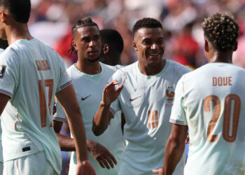 Investigação do The Guardian revela que a seleção da França utilizou aviões da GlobalX, empresa responsável por grande parte dos voos de deportação do ICE nos Estados Unidos.