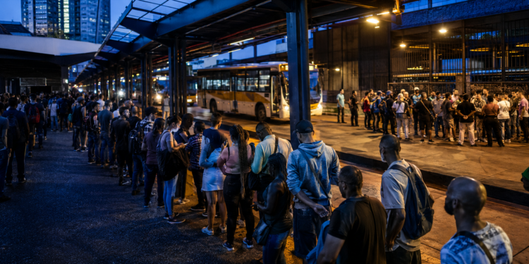 Greve no transporte do Rio é suspensa após assembleia