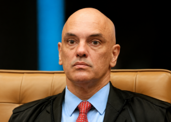 Moraes arquiva parte da investigação da Abin Paralela, enquanto as suspeitas relacionadas a Carlos Bolsonaro seguem para a Justiça Federal.