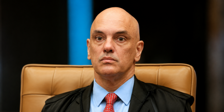 Moraes arquiva parte da investigação da Abin Paralela, enquanto as suspeitas relacionadas a Carlos Bolsonaro seguem para a Justiça Federal.