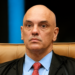 Moraes arquiva parte da investigação da Abin Paralela, enquanto as suspeitas relacionadas a Carlos Bolsonaro seguem para a Justiça Federal.