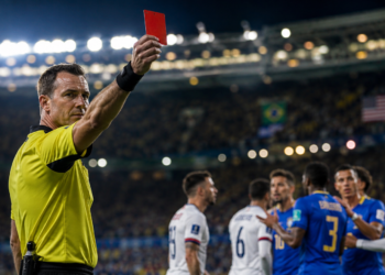 Raphael Claus recebe apoio da CBF e da Fifa após ser chamado de suspeito por Donald Trump.