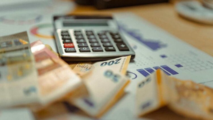 Crédito em atraso dos brasileiros chega ao recorde de R$ 247,6 bilhões em 2026, com alta de 50,7% em um ano e avanço da inadimplência.