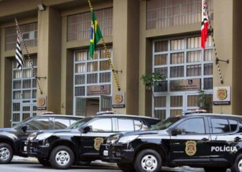 Operação Acerto de Contas investiga grupo suspeito de aplicar golpes contra servidores ativos e aposentados do TCE-RJ.