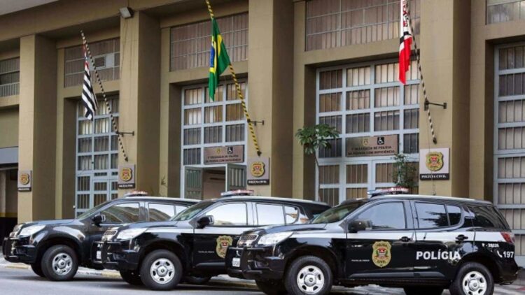 Operação Acerto de Contas investiga grupo suspeito de aplicar golpes contra servidores ativos e aposentados do TCE-RJ.