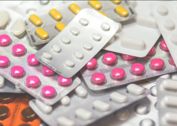 Pesquisa do Procon-SP mostra que preço de medicamentos genéricos pode variar até 2.433% em farmácias de São Paulo. Órgão orienta comparação antes da compra.