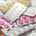 Pesquisa do Procon-SP mostra que preço de medicamentos genéricos pode variar até 2.433% em farmácias de São Paulo. Órgão orienta comparação antes da compra.