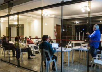 Projeto de lei em tramitação na Câmara dos Deputados propõe regulamentar a atividade de síndico profissional, com regras para formação, registro, prestação de contas e gestão condominial.