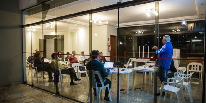 Projeto de lei em tramitação na Câmara dos Deputados propõe regulamentar a atividade de síndico profissional, com regras para formação, registro, prestação de contas e gestão condominial.