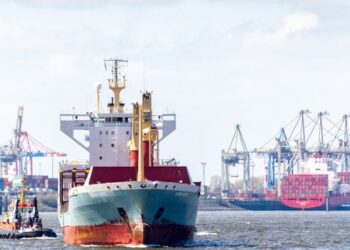 Brasil prepara reação à tarifa de 25% dos Estados Unidos e avalia acionar a Lei de Reciprocidade e os mecanismos da OMC.