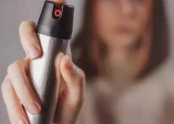 Spray de pimenta para defesa pessoal de mulheres vai à sanção presidencial após aprovação no Senado. Projeto cria regras para venda e uso.