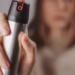 Spray de pimenta para defesa pessoal de mulheres vai à sanção presidencial após aprovação no Senado. Projeto cria regras para venda e uso.
