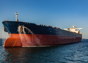 O risco de interrupções no fornecimento mundial de petróleo voltou a provocar forte reação nos mercados internacionais
