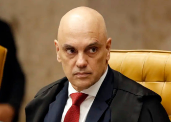 Ministro Alexandre de Moraes suspende visitas após divulgação de carta escrita por Jair Bolsonaro.
