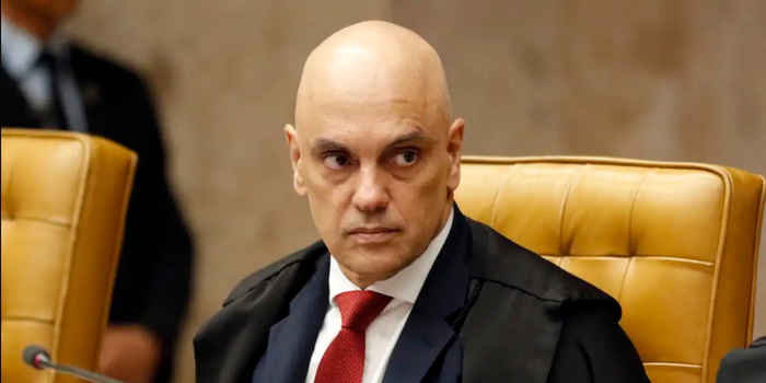 Ministro Alexandre de Moraes suspende visitas após divulgação de carta escrita por Jair Bolsonaro.