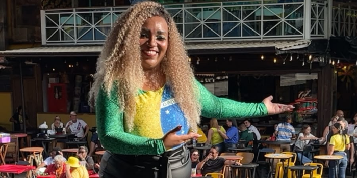 Criss Massa leva samba, ancestralidade e cultura ao pré-jogo de Brasil x Noruega no Rio