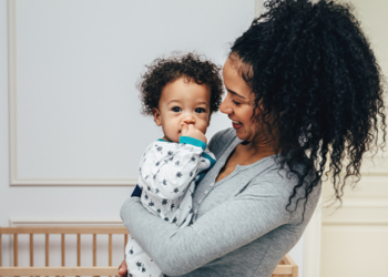 Brasil entrega à OPAS/OMS relatório que comprova o cumprimento das metas para eliminar a transmissão da hepatite B de mãe para filho.