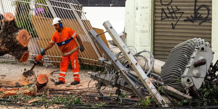 Cerca de 80 mil clientes da Light ainda estavam sem energia nesta sexta-feira após a ventania no Rio.