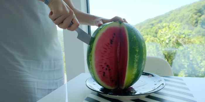 Meta descrição: Rica em água, licopeno, vitaminas e aminoácidos, a melancia pode auxiliar na hidratação, na circulação e no equilíbrio da pressão e da glicose.