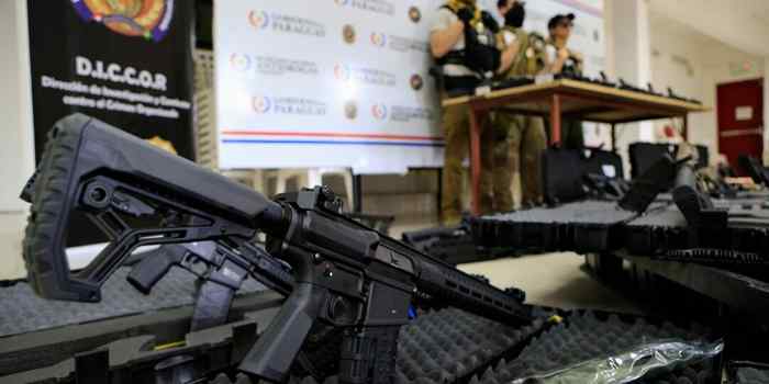 Propostas para ampliar a entrega de armas nos EUA preocupam especialistas, que alertam para possíveis impactos no tráfico de fuzis destinado ao Brasil.