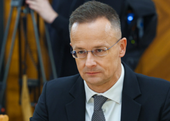 Péter Szijjártó renuncia ao Parlamento da Hungria e assume cargo executivo internacional na BYD, responsável por relações externas e novos negócios.