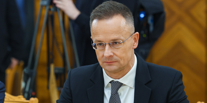 Péter Szijjártó renuncia ao Parlamento da Hungria e assume cargo executivo internacional na BYD, responsável por relações externas e novos negócios.