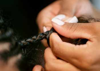 Macaé realiza oficina gratuita de tranças para celebrar a identidade, a cultura e o protagonismo das mulheres negras.