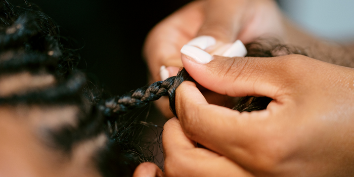 Macaé realiza oficina gratuita de tranças para celebrar a identidade, a cultura e o protagonismo das mulheres negras.