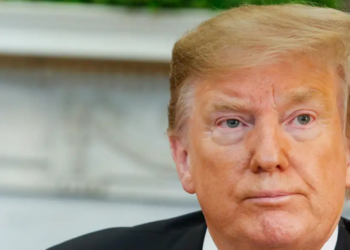 Trump retoma bloqueio contra o Irã e anuncia cobrança de 20% sobre cargas no Estreito de Ormuz, elevando a tensão e o preço do petróleo.