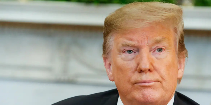 Trump retoma bloqueio contra o Irã e anuncia cobrança de 20% sobre cargas no Estreito de Ormuz, elevando a tensão e o preço do petróleo.